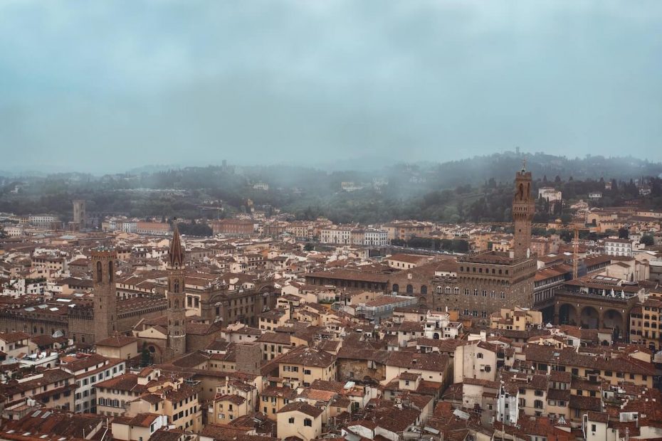 Una vista mozzafiato del paesaggio urbano di Firenze, in Italia, con punti di riferimento iconici e il pittoresco paesaggio toscano.