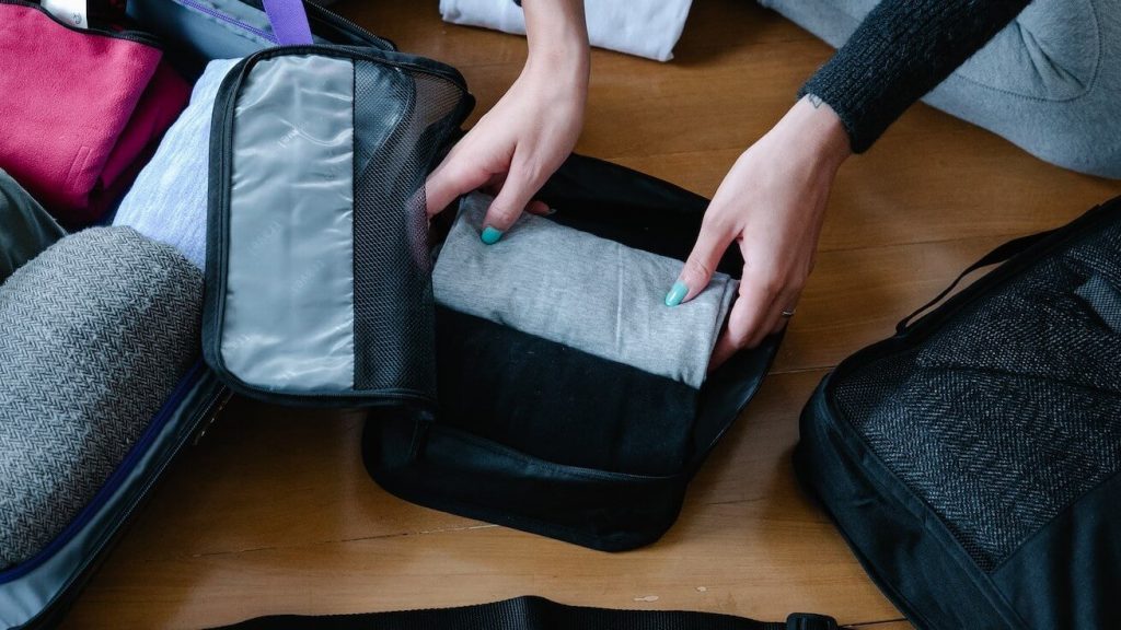 Un set di cubi da imballaggio, utili per tenere organizzati gli oggetti di viaggio in valigia