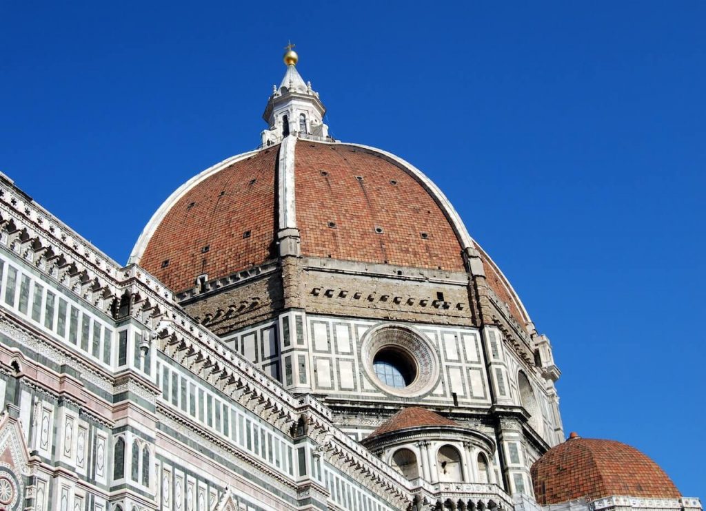 Una foto mozzafiato del Duomo, la cattedrale di Firenze, con la sua iconica cupola rossa e la splendida architettura rinascimentale.