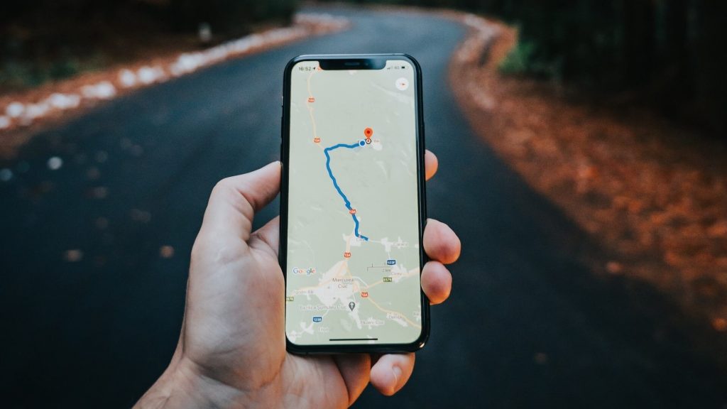 Una persona che utilizza l'applicazione Google Maps sul proprio dispositivo mobile per la navigazione
